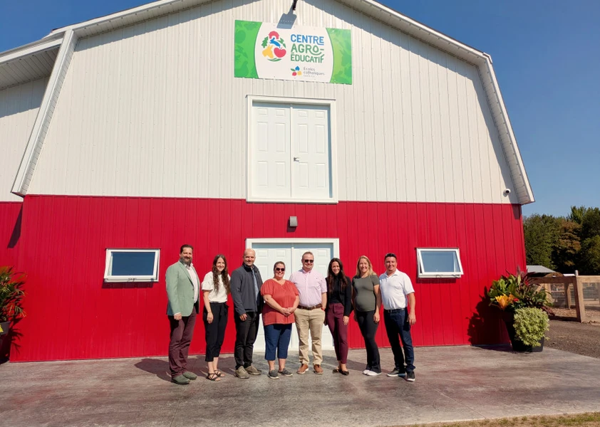Photo de groupe lors de l'inauguration du Centre agro-éducatif du CECCE
