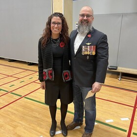 deux adultes à la cérémonie du jour du souvenir